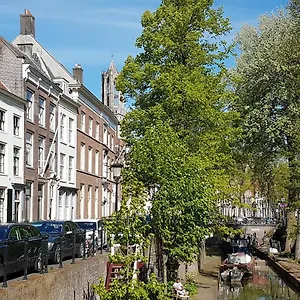 large-historical-apartment-canal-terrace.utrechthotels.net/